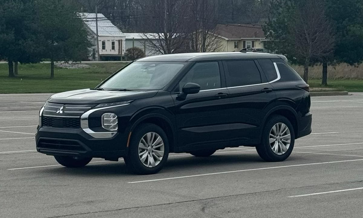 2026 Mitsubishi Outlander ES available in Louisville